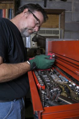 Mekanik bir İngiliz anahtarı Temizleme