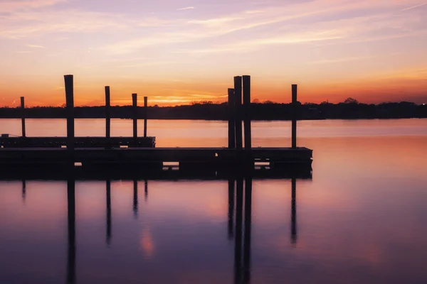 Empty Dock On Water Under a Pink and Orange Sunset — Stock Photo, Image