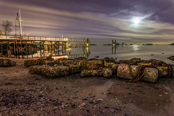 Cement Slabs With Chains On Shore Beach At Night — Stock Photo, Image