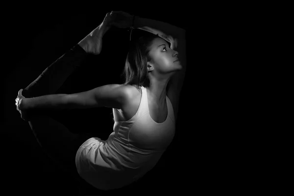 Yoga Natarajasana Variação Dançarino Pose Escala de cinza — Fotografia de Stock