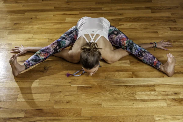 Modelo feminino de Yoga Kurmasana tartaruga dose aérea Imagens De Bancos De Imagens