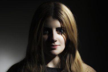 Dramatik kız kameraya bakıyor