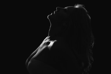 Yüksek karşıtlık siyah ve beyaz kadın figürü