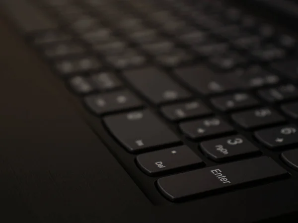 Anahtarı bir dizüstü bilgisayar klavyesine girin.