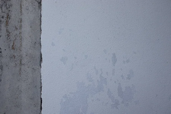 Her iki renkte de harç çatlakları olan eski beton duvar..