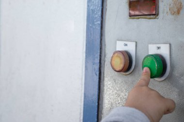 Bebeğin eli su dağıtıcısının kapama düğmesine basıyor..