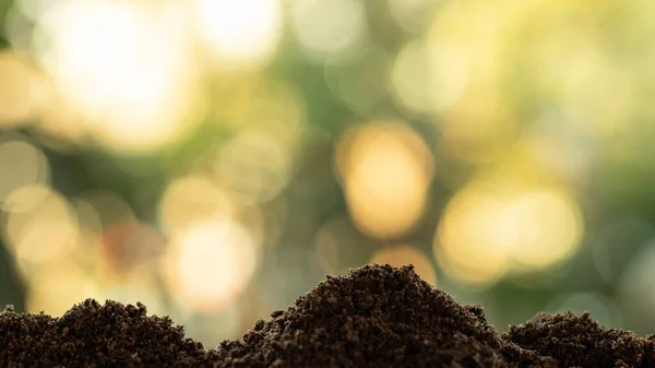 Doğal ışık arkaplanı olan üç yığın kahverengi kil..