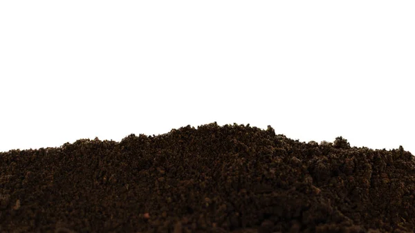 Beyaz arka planı olan koyu kahverengi bir toprak yığını..