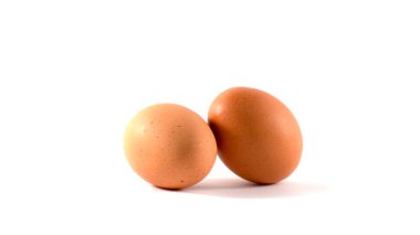 Beyaz arka plandan ayrılmış iki tavuk yumurtası..