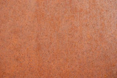 Yağmurun ve rutubetin yol açtığı paslı çelik bir plaka..