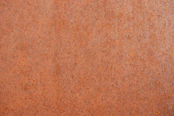 Yağmurun ve rutubetin yol açtığı paslı çelik bir plaka..