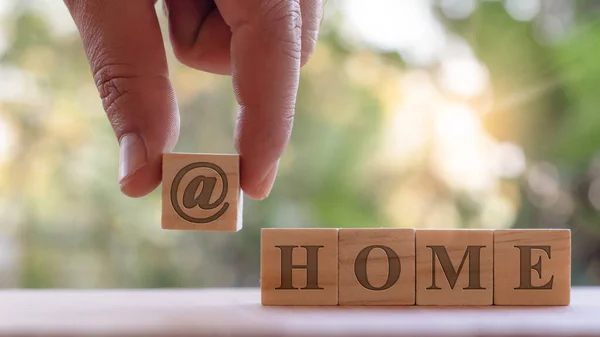 El, anlam yaratmak için önündeki harflerle ahşap blokları topluyor..