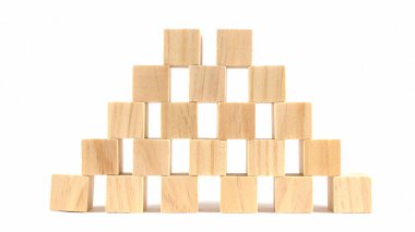 Bir piramit gibi sıralanmış sayısız tahta bloklar..