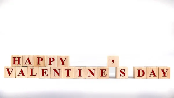 İstiflenmiş tahta bloklardaki harfler aşkın anlamını verir. Sevgililer Günü 'nde, yumuşak odaklanma.