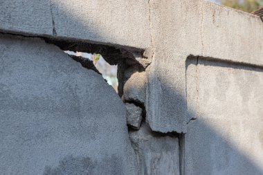 Çatlamış beton duvarlar büyük delikler..