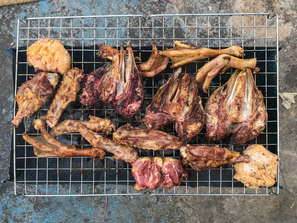 Parçalara ayrılmış ördek eti sonra da sosla marine edilmiş ve ocakta kömürle kızartılıyor..