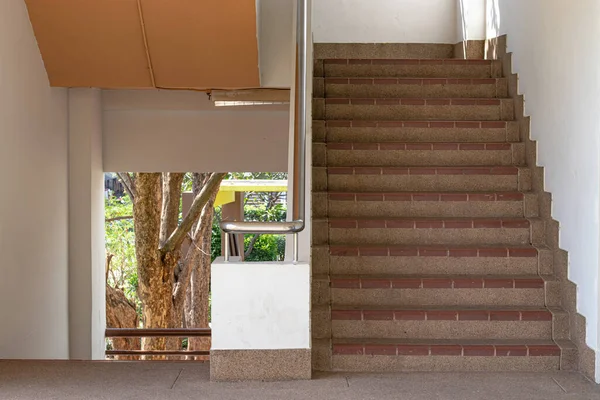 Binadaki merdivenler kaymayı önlemek için kaldırım taşından yapılmış..