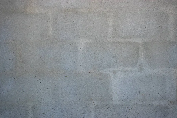 Beton duvar tuğla bloklardan yapılmıştı ve alçılıydı ama tamamen kuru değildi ve parlatılmamıştı..