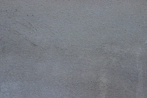 Sıva yapılmış ama cilalanmamış beton duvarlar..