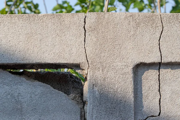 Çatlamış beton duvarlar büyük delikler..