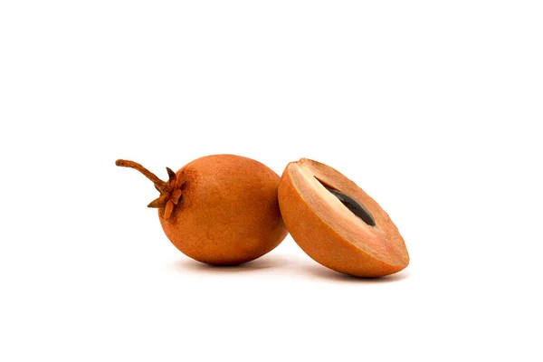 Sapodilla meyvesi tek parça halinde ve beyaz arka planda kesilmiş..