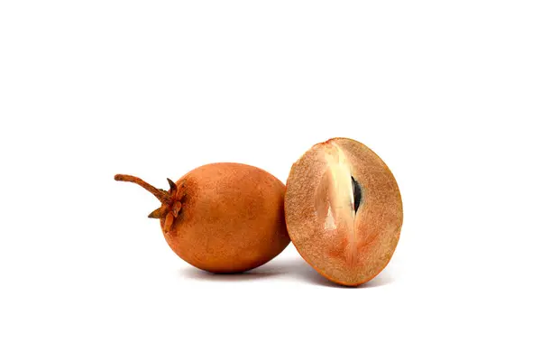 Sapodilla meyvesi tek parça halinde ve beyaz arka planda kesilmiş..