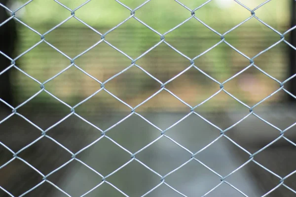 Gitternetz Aus Stahl Mit Grünem Hintergrund — Stockfoto