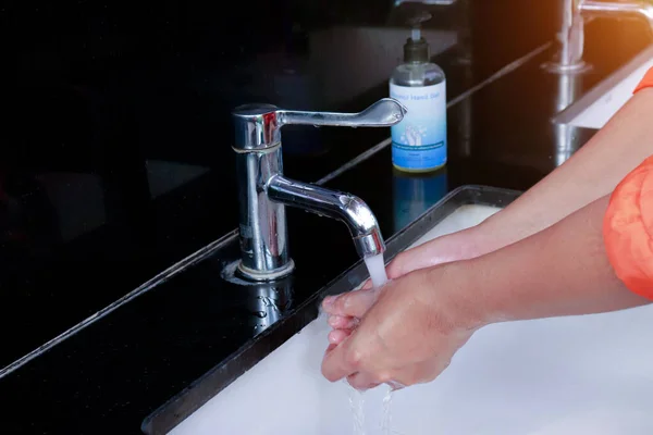 Yıkanan el, koronavirüsü önlemek ve şu anda salgın olan koronavirüsün yayılmasını engellemek içindir..