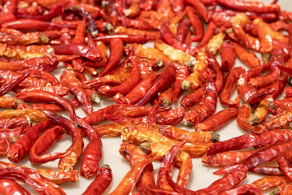 Yakın plan kırmızı biber, aromalarını arttırmak için kurutulmuş ve çeşitli yemek pişirme uygulamaları için daha uzun depolanmış..