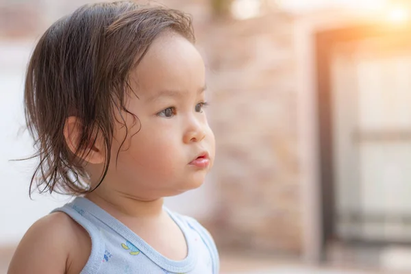 Yürümeye başlayan bir kız ileriye bakıyor, terli bir durumla umut etmeyi bekliyor..
