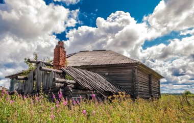 Eski yıkık ahşap kulübe bir baca ile