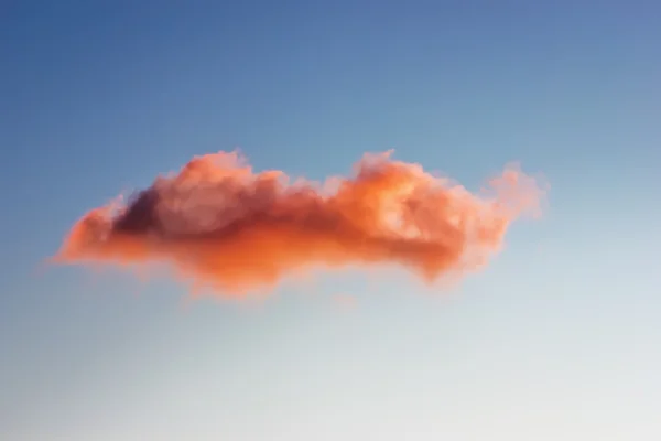 空に 1 つの雲 — ストック写真