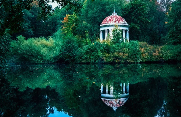 Gazebo Rotunda in the park by small pond — Stock Photo, Image