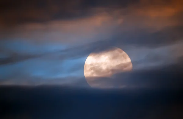 Luna llena detrás de las nubes — Foto de Stock