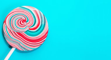 Büyük yuvarlak bir çizgili renkli şeker