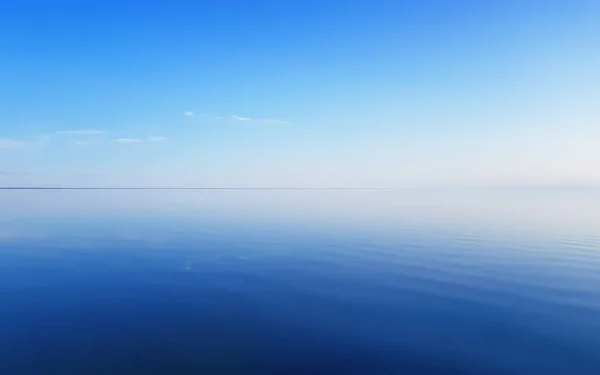 Céu Azul Claro Refletido Superfície Água Lisa Fundo Sereno Paisagem — Fotografia de Stock