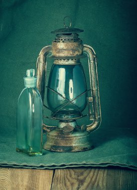 Paslı gaz lambası ve gazyağı bir sise