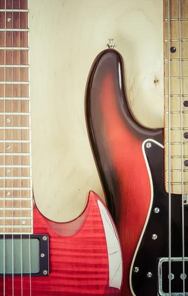 Dos guitarras rojas sobre fondo de madera — Foto de Stock