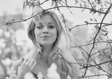 siyah beyaz kız portresi