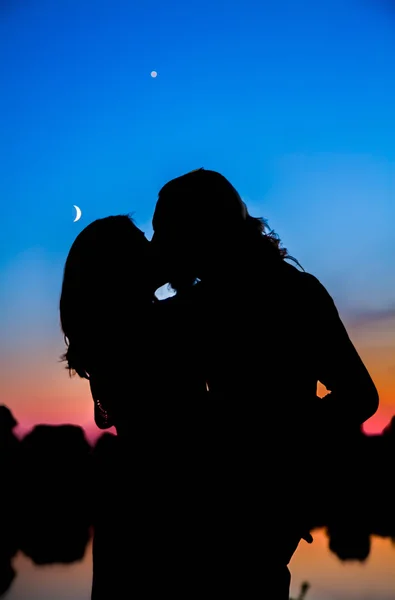 Silueta páru při západu slunce — Stock fotografie