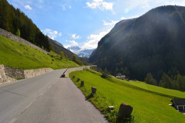 Avusturya 'daki Alp panoramik yolu. Grossglockner Ulusal Parkı. Grossglockner Hochalpenstrasse. 
