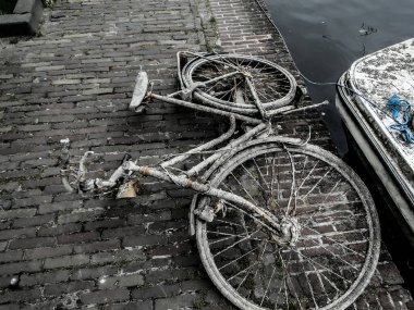 Sudan bir bisiklet çıktı ve kanalizasyon setinde yatıyordu.