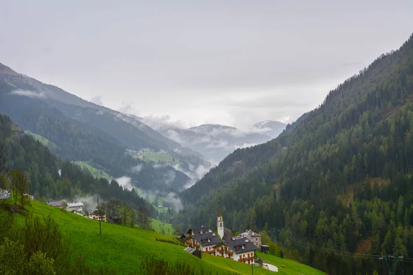 Alplerde evleri olan bir vadi.