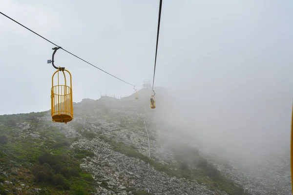Elba Adası 'nın en yüksek noktası olan Capanne Dağı' na giden kablo TV arabası.