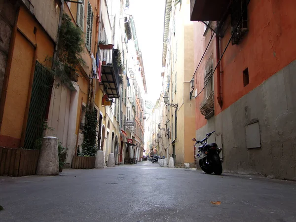 Nice 'in merkezinde eski bir sokak..