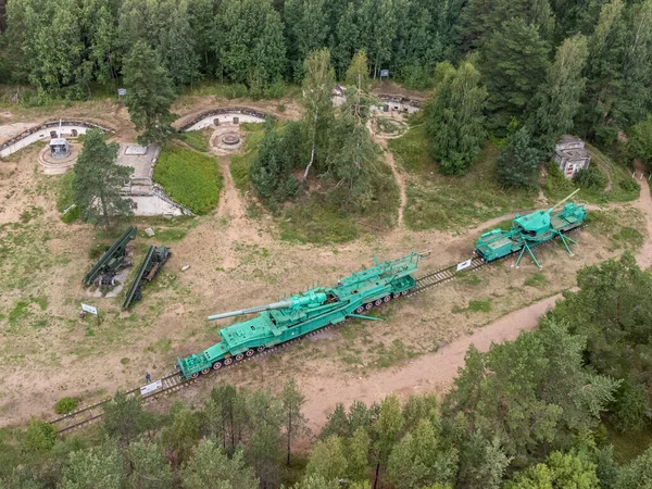 Havadan çekilen fotoğraflar. Demiryolu platformlarında büyük kalibreli silahlar. Açık hava sergisi. 1912 yılında 