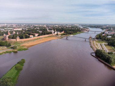Novgorod Kremlin, Volkhov Nehri kıyısında. Birçok kulesi ve tarihi şehir merkezi olan antik bir kale..