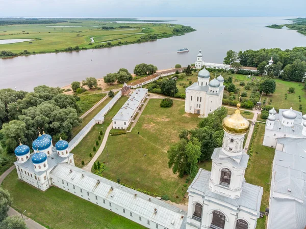 Ortodoks Kilisesi 'nden Aziz George Manastırı. Volkhov Nehri kıyısında, eski Novgorod ve Ilmen Gölü 'nün yanında. Manzaralar, kilise mimarisi, şapeller, kubbeler, çan kulesi. Küçük bir zevk gemisi nehir boyunca yol alıyor.