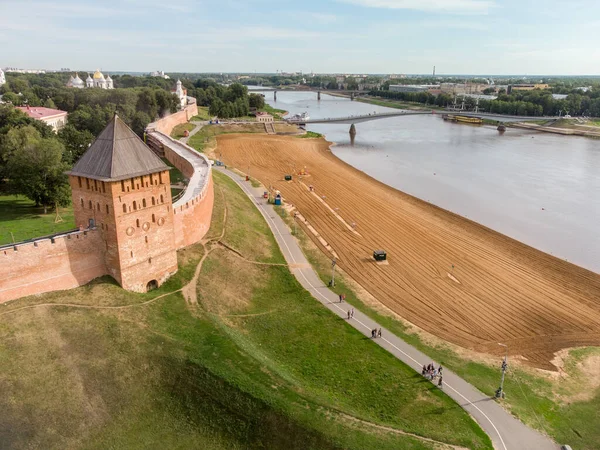 Novgorod Kremlin, Volkhov Nehri kıyısında. Birçok kulesi ve tarihi şehir merkezi olan antik bir kale..