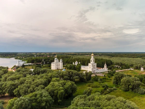 Ortodoks Kilisesi 'nden Aziz George Manastırı. Volkhov Nehri kıyısında, eski Novgorod ve Ilmen Gölü 'nün yanında. Manzara noktaları ve kilise mimarisi - şapeller, kubbeler, çan kulesi.
